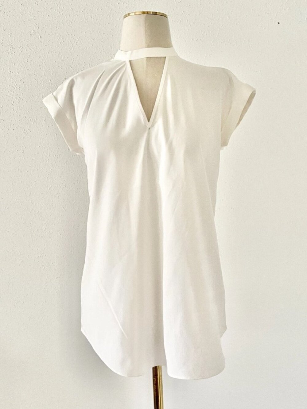 EXPRESS Women's Size XS Ivory White Short Sleeve Cutout Out Flowy Blouse Top Cap